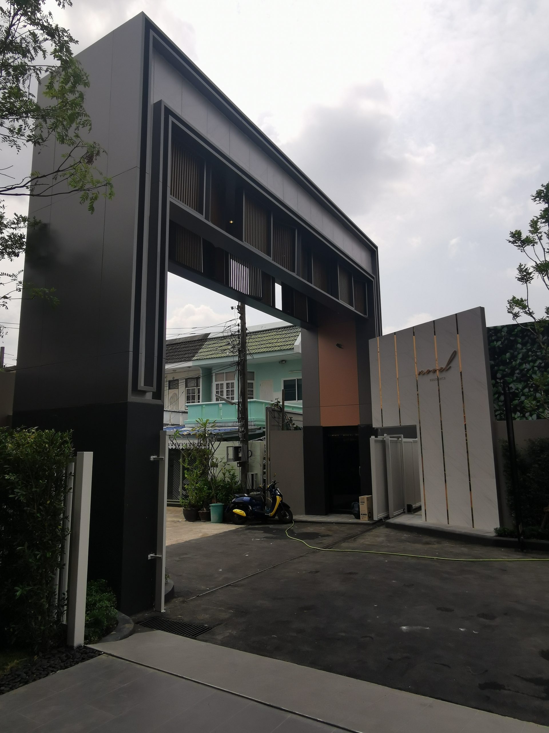 ฟาซาดอาคาร Novel ลาดพร้าว 18
